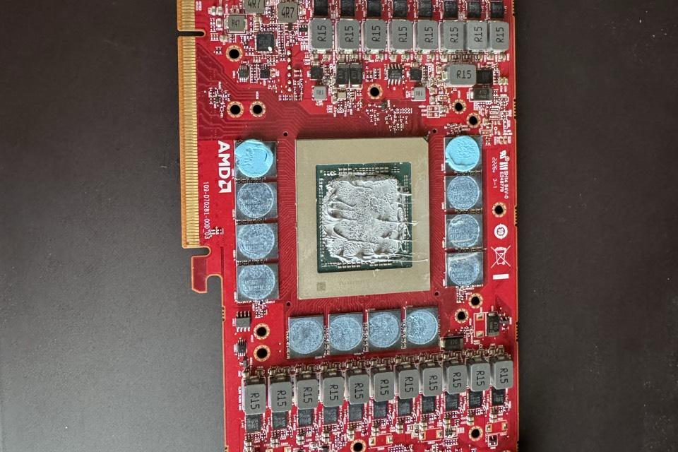 <div>Possible AMD RX 7900 XTX engineering sample with red PCB surfaces — prototype came with no backplate & custom VBIOS but matches RX 7900 GRE specs</div>